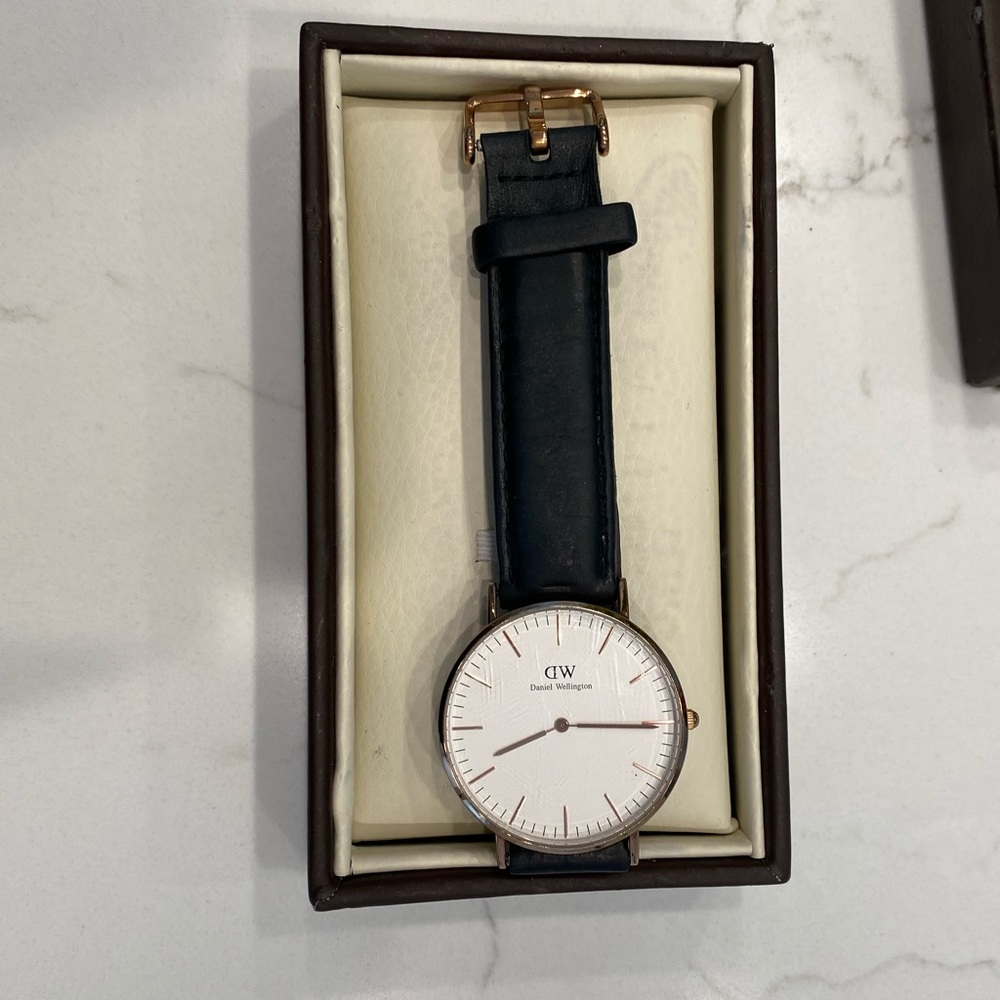 Daniel Wellington Watch - Picture 4 of 9